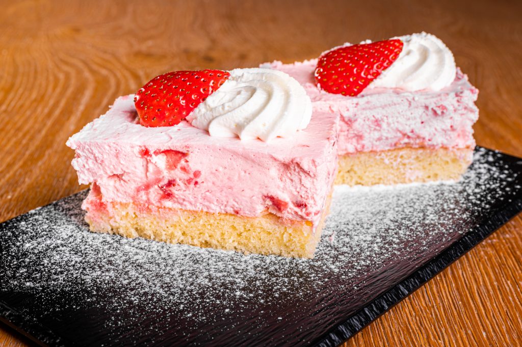 Der Kuchen Erdbeer_Schnitte wird präsentiert